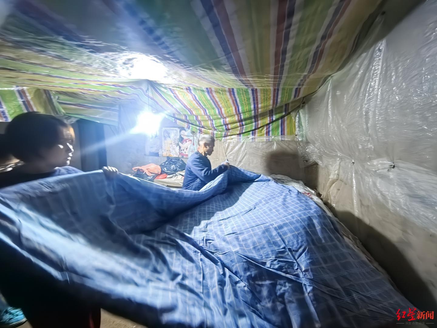 ▲金俊和父亲收拾房间 红星新闻记者 张杨 摄