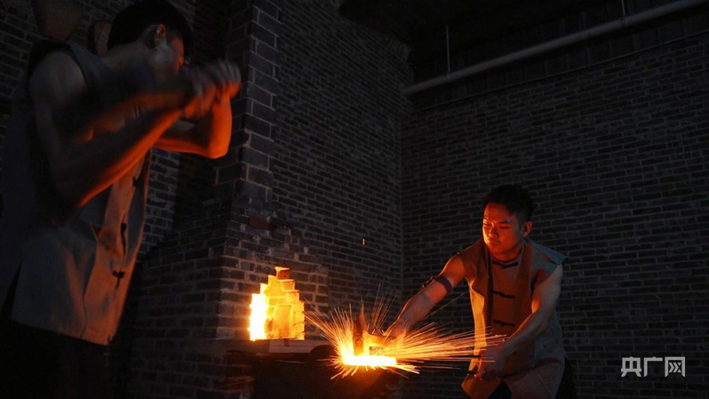 “飞天”刀剪第五代传承人黎勇正在打铁（央广网记者 白刁尹 摄）