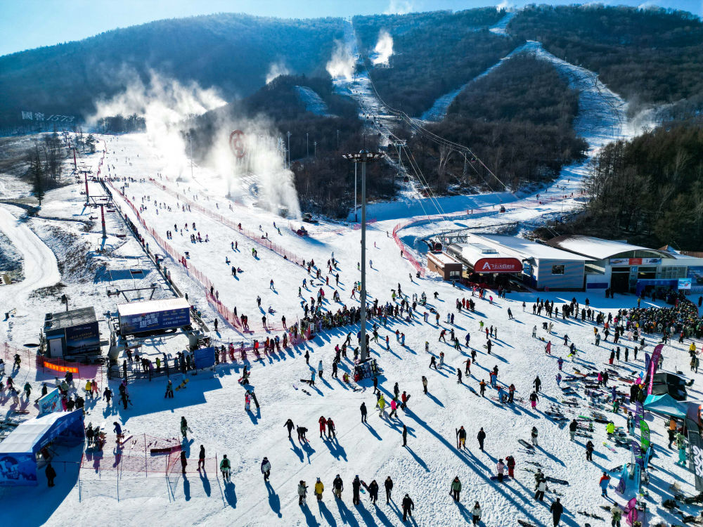 2024年11月23日，滑雪爱好者在位于吉林市冰雪经济高质量发展试验区的北大湖滑雪度假区内滑雪（无人机拍摄）。（颜麟蕴 摄）