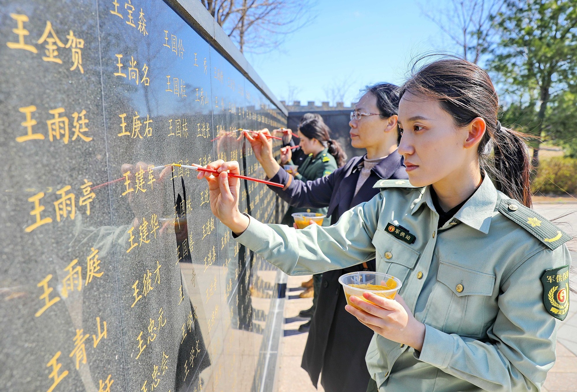 烈士陵园工作人员正在描补碑文