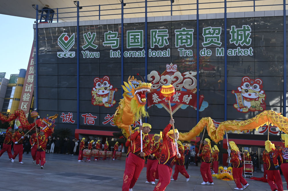 舞龙队在义乌国际商贸城的广场进行表演(2025年2月9日摄)。新华社记者 黄宗治 摄