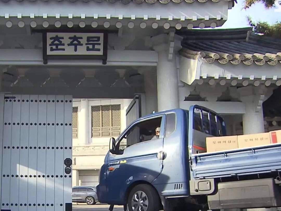 ◆12月21日,青瓦台春秋门开启,车辆陆续驶入。