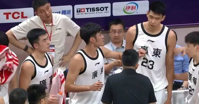 爆炸决裂,徐昕手指杜锋直接开喷 遭5大打压,被骂不再忍气吞声