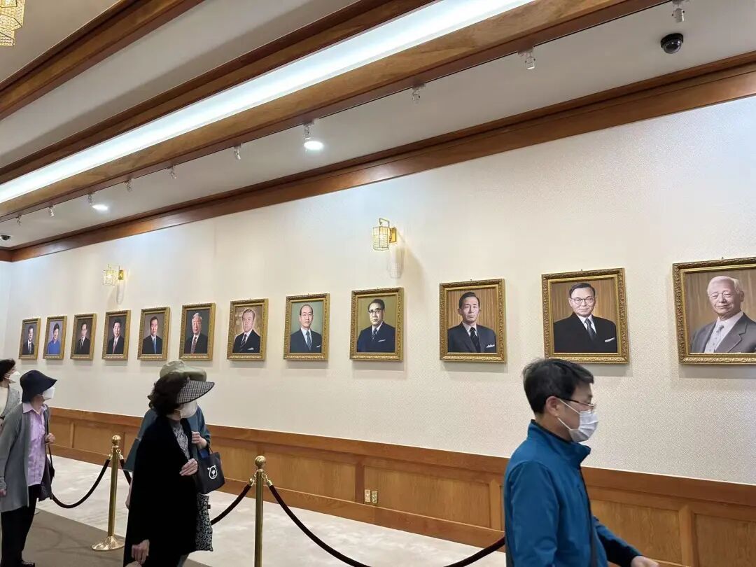 ◆2023年5月,游客们正在参观青瓦台世宗室,这里挂有历届总统的画像。(摄影:关珺冉)