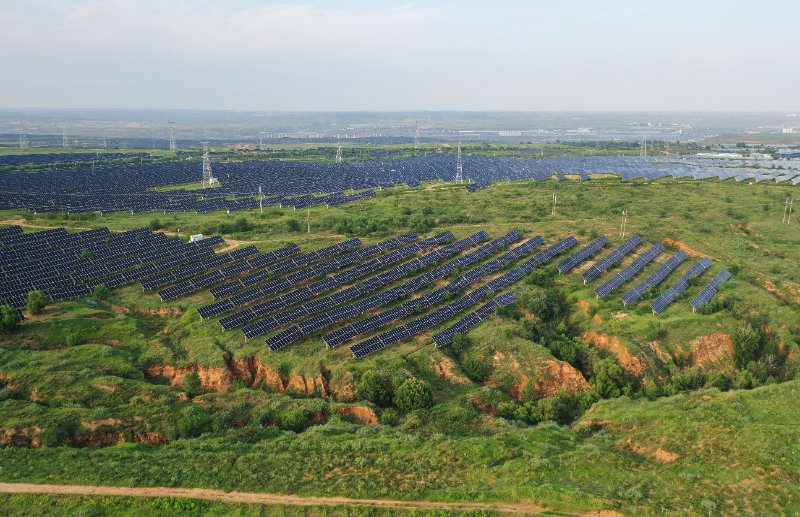图为天骄绿能50万千瓦采煤沉陷区生态治理光伏发电示范项目区。新华网发(李志鹏 摄)