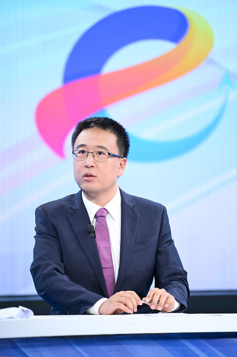 国家发展改革委区域协调发展司副司长马维晨在第二十二期“中国经济圆桌会”大型全媒体访谈节目录制现场发言。新华社记者 陈晔华 摄