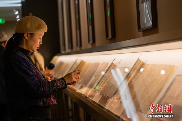 11月11日，嘉宾在北京参观“如是莫高”敦煌艺术大展第二季。据悉，展览将于11月12日对公众开放。（北京展览馆供图）