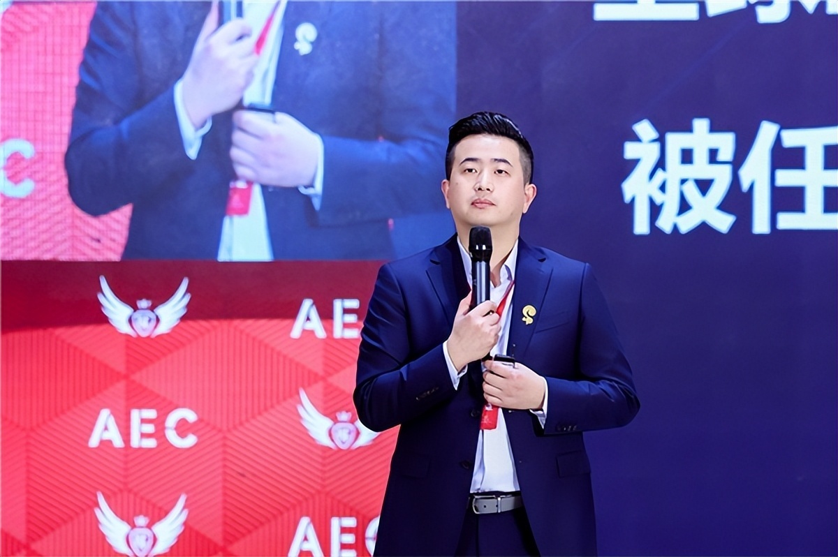 松鼠Ai张大伟获评年度经济大会“教育行业十大领军人物”,阐释AI如何重塑教育未来_凤凰网区域_凤凰网