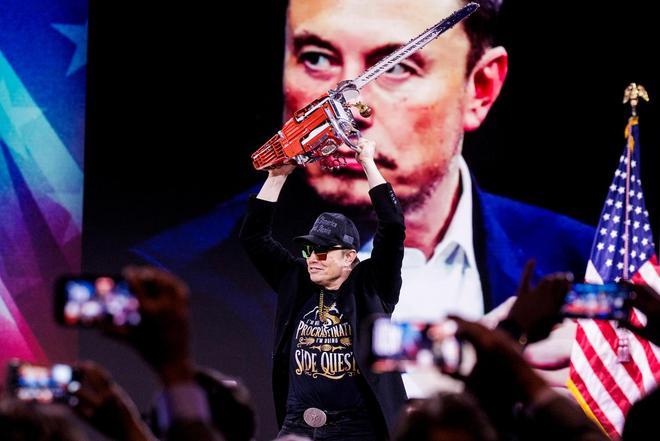 ▲马斯克在马里兰州保守派会议舞台上举起电锯