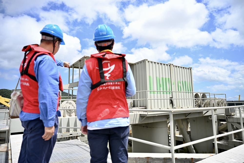 图为国网舟山供电公司工作人员为浙江LHD海洋潮流能发电工程开展日常巡检工作。新华社记者刘铭翔 摄