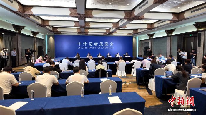 9月18日，聚焦山东推动黄河流域生态保护和高质量发展的中外记者见面会在山东济南举行，30余名中外记者参会。王峰 摄