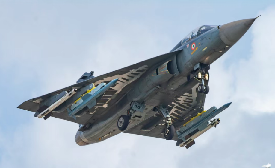 印度空军增购国产“光辉”MK1A战斗机。