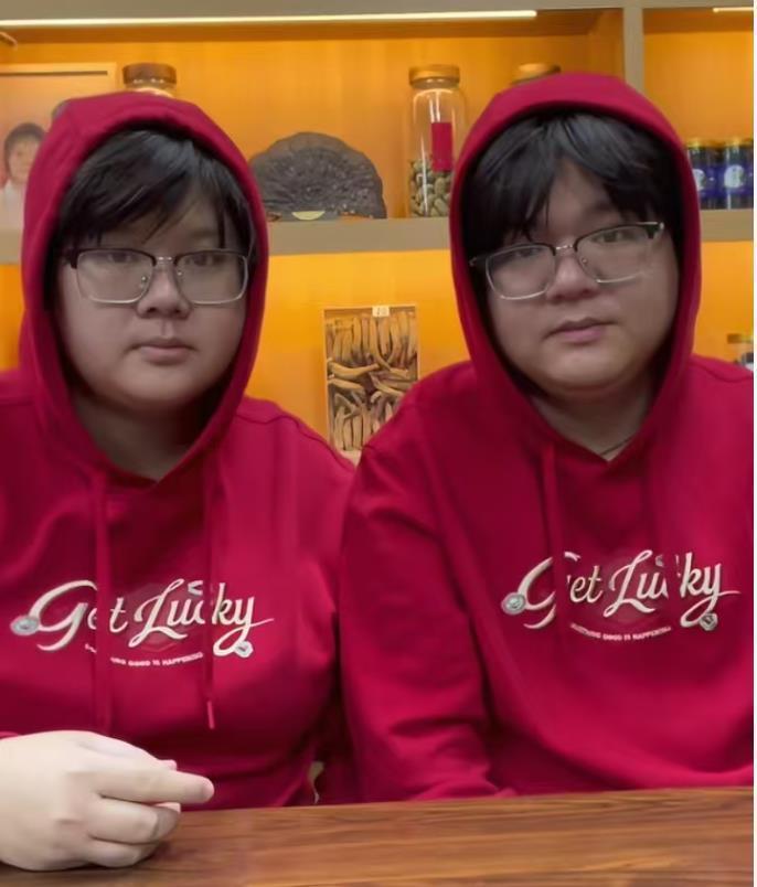 何先生(右)和梁女士夫妇