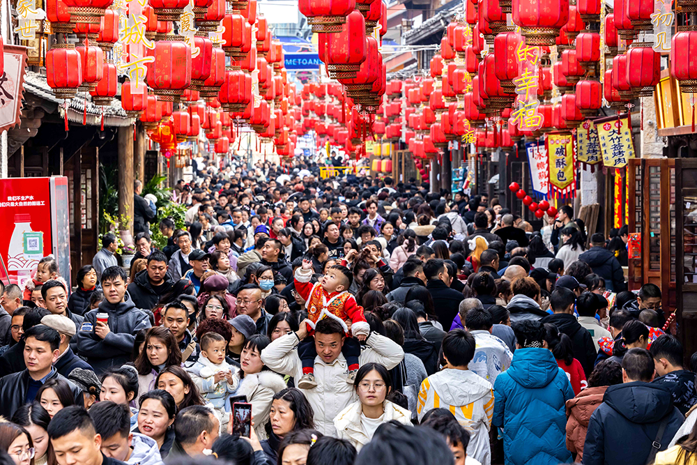 2025年1月29日，游客在贵州省安顺市西秀区安顺古城历史文化街区游玩。新华社 图