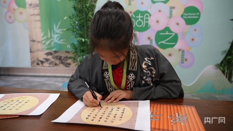 学生参加书院举办的特色活动 (央广网发 热普亥提 摄)