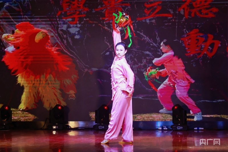 天津体育学院表演节目《唤龙醒狮——非遗文化在青春中焕发新生》（央广网记者 韩雨晨 摄）
