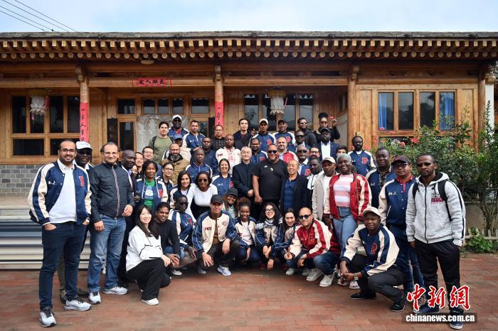 9月19日，来自亚洲、非洲、拉美及南太地区40多个国家的北京大学“东方奖学金”研修班学员在甘肃省兰州市皋兰县实地调研，并与当地环保、农业、文旅等有关部门交流。图为学员在皋兰什川古梨园农耕文化展示馆合影留念。中新社记者　九美旦增　摄