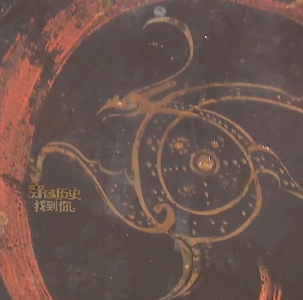 棺椁外的彩绘 来源:央视新闻