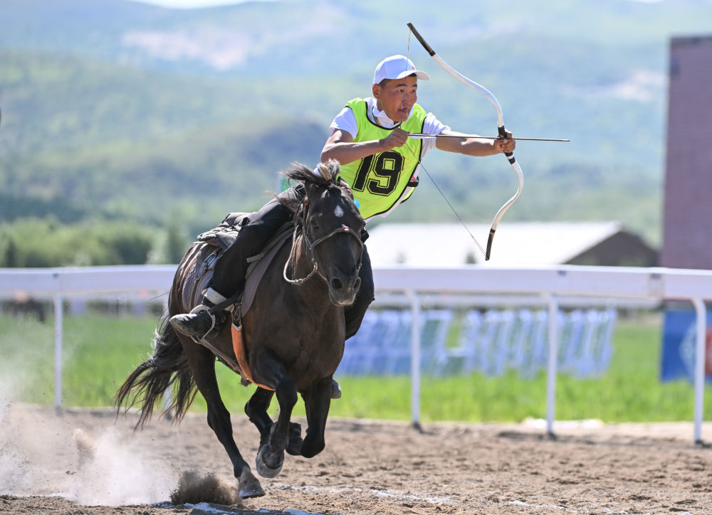 7月22日,骑手在内蒙古自治区第十一届少数民族传统体育运动会跑马射箭比赛中。