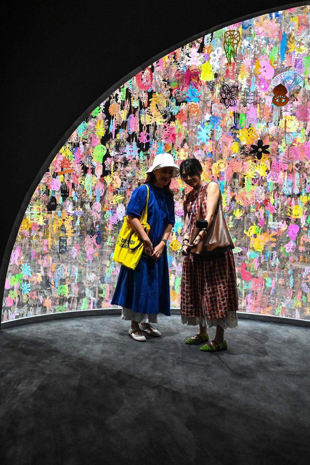 9月12日,游客在塱头村春阳台艺文中心的艺术展览打卡拍照。