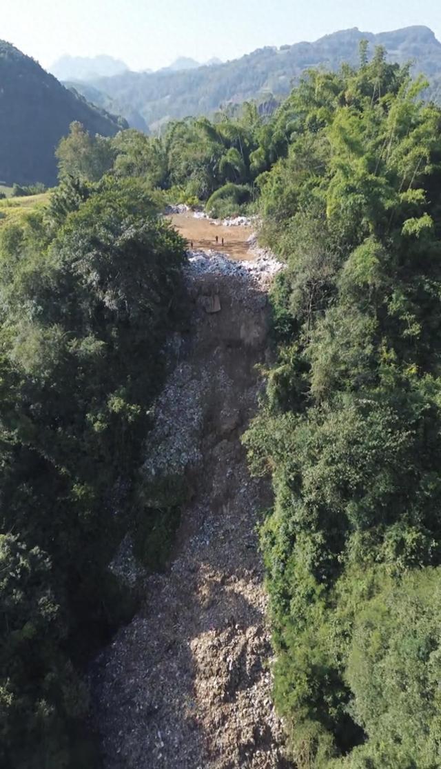 澜沧县竹塘乡被曝10余年间累计近5000吨生活垃圾(含医疗废弃物)直排山谷。