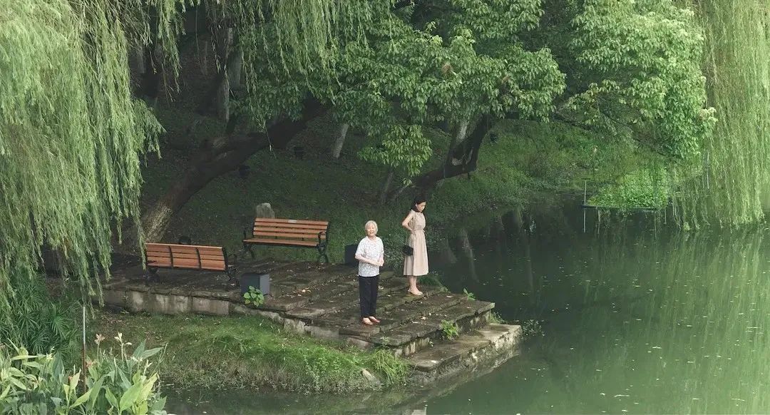 （图/《乘船而去》）