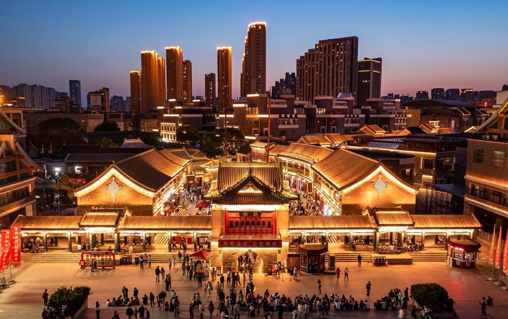 戏楼前游客络绎不绝（央广网发 南开区供图）