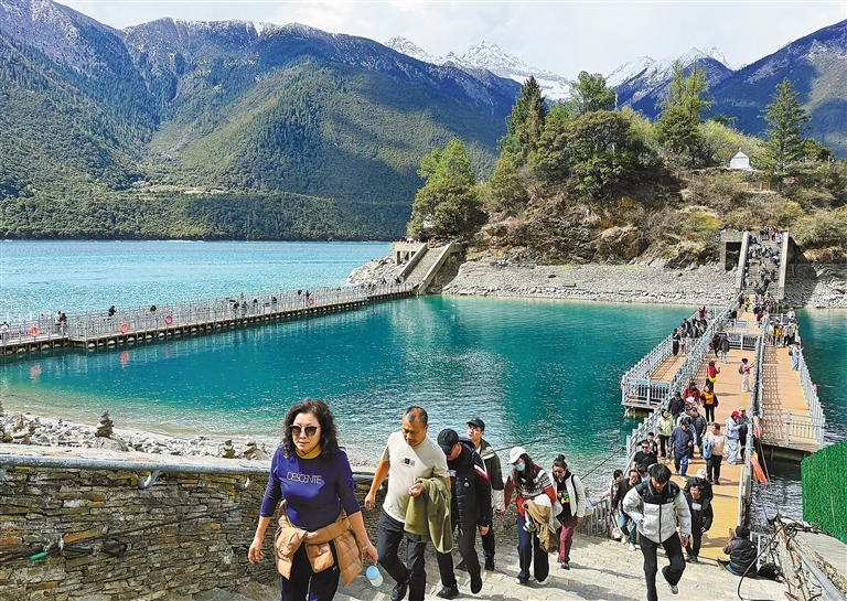 游客在林芝市工布江达县巴松错景区游玩。记者 旦增兰泽 摄