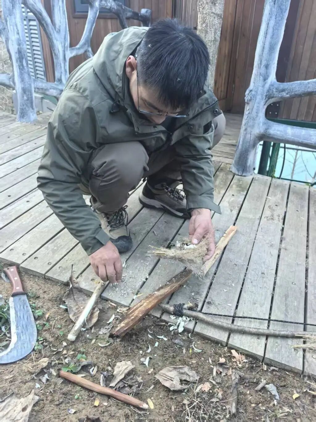 进入决赛前,“道友”在休息的房门口练习钻木取火。