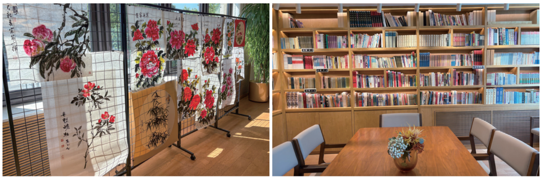 左图:北京顺义,椿萱茂·和园养老社区,入住老人的画作。右图:椿萱茂·和园养老社区的图书馆,摆放着入住老人捐赠的竖版鲁迅全集。摄影/邹碧颖