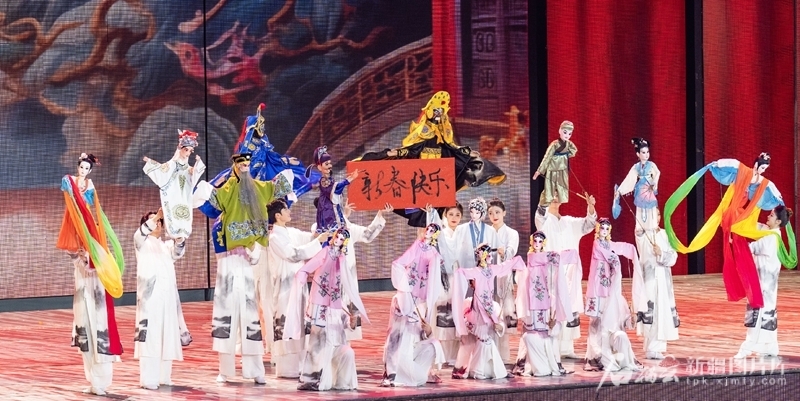 1月27日晚，《欢乐天山·中华情》2025年新疆与援疆省市电视春节联欢晚会在新疆卫视、兵团卫视首播。图为演员在表演杖头木偶戏《偶艺东方》。何龙摄