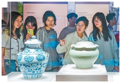 安徽省芜湖市繁昌博物馆里，观众在欣赏瓷器。　　肖本祥摄（影像中国）