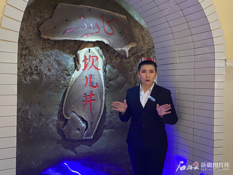 吐尔逊娜依&middot;胡吉艾合买提在坎儿井地下暗渠讲解。石榴云/新疆日报记者 赵梅摄