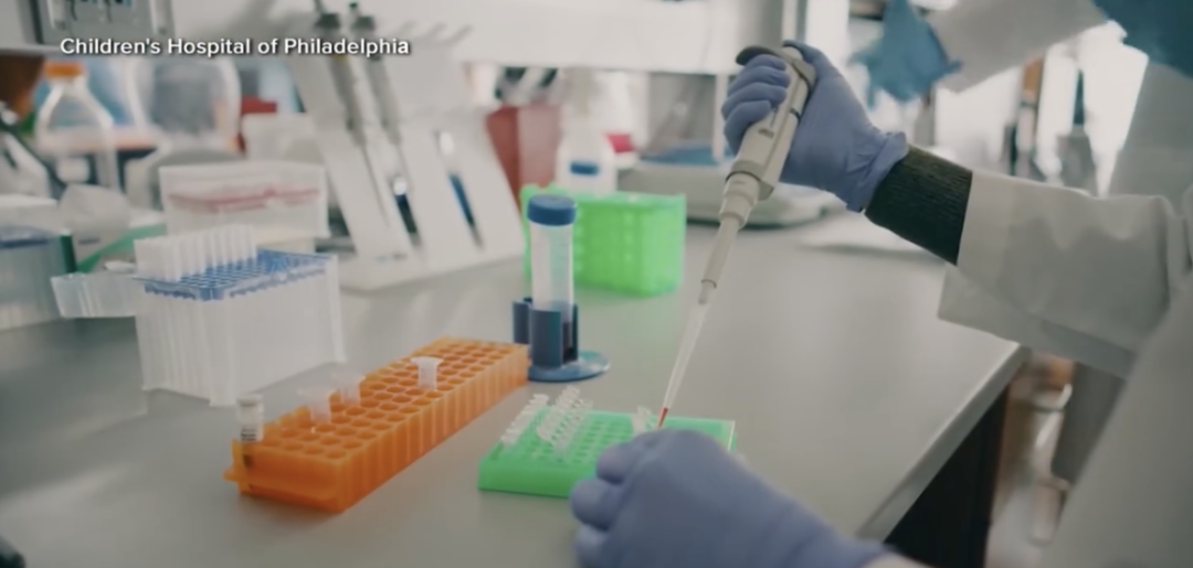 治疗团队在实验室(图源:视频截图)