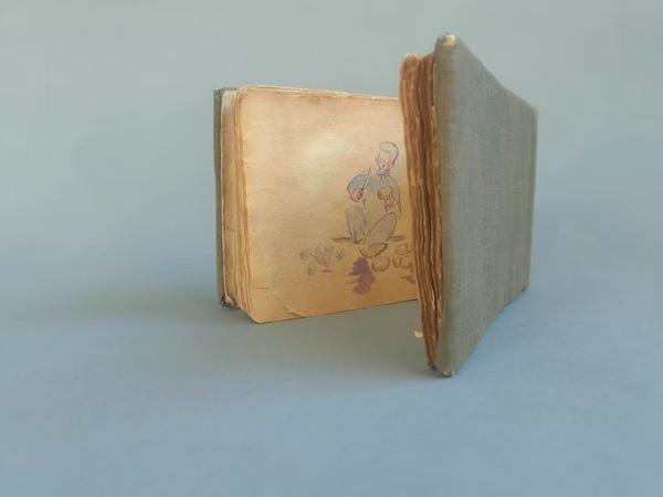 华侨青年王唯真的抗战手绘本。延安革命纪念馆供图