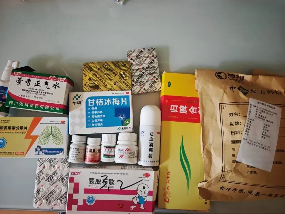 跑外卖后,身体磨损严重,要吃很多药