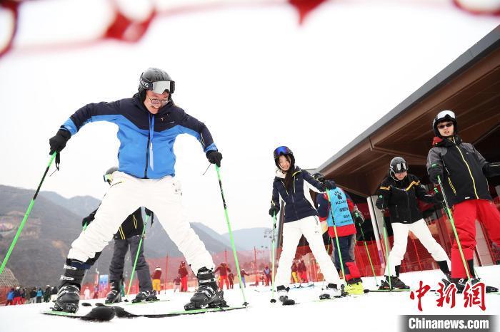 2月11日，两岸学子在北京延庆体验滑雪运动。　 中新社记者 李雪峰 摄