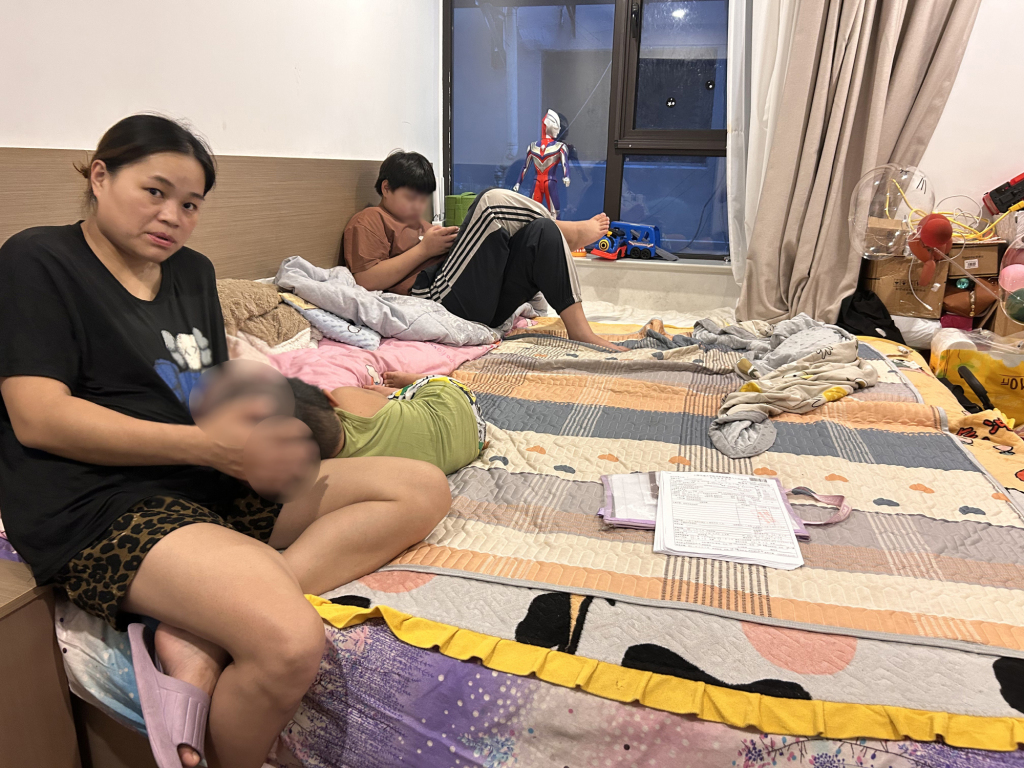 2025年7月中旬,上海,郭惠母子三人在租住的公寓。澎湃新闻记者 李佳蔚 图
