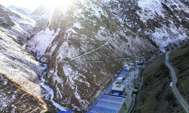 这是在新疆乌鲁木齐县拍摄的建设中的乌尉高速公路天山胜利隧道入口端（2024年12月20日摄，无人机照片）。新华社记者 王菲 摄