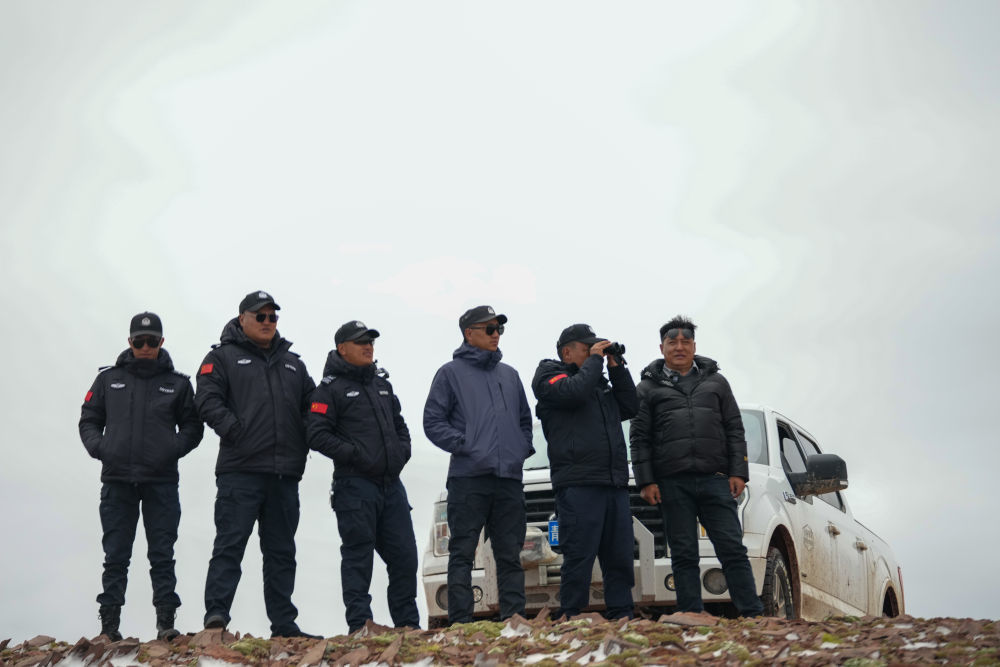 巡山队员在可可西里卓乃湖附近巡护。新华社记者 杜笑微 摄