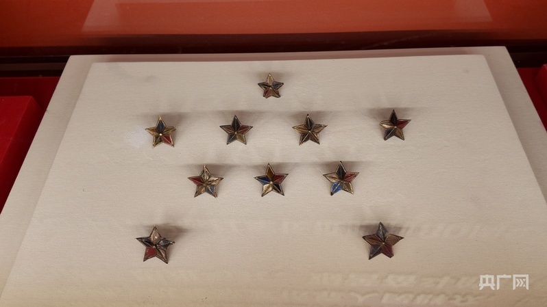 红军在陕南留下的帽徽(央广网记者 苏睿楠 摄)