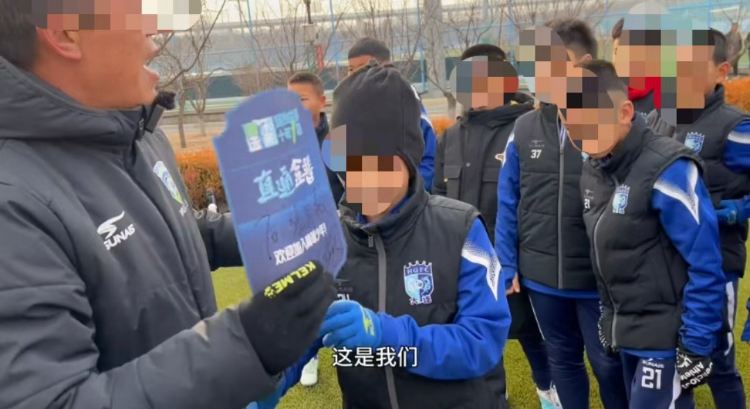 张女士的儿子跟很多孩子一起通过试训加入“嗨球少年”。视频截图
