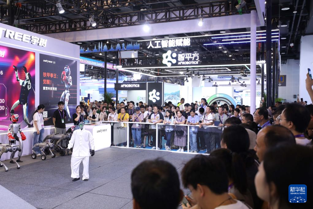 观众围观在表演的宇树机器人（9月18日摄）。新华社发