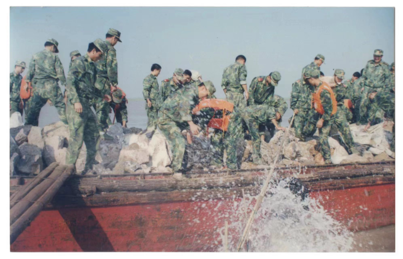 战友们参与1998年的抗洪。