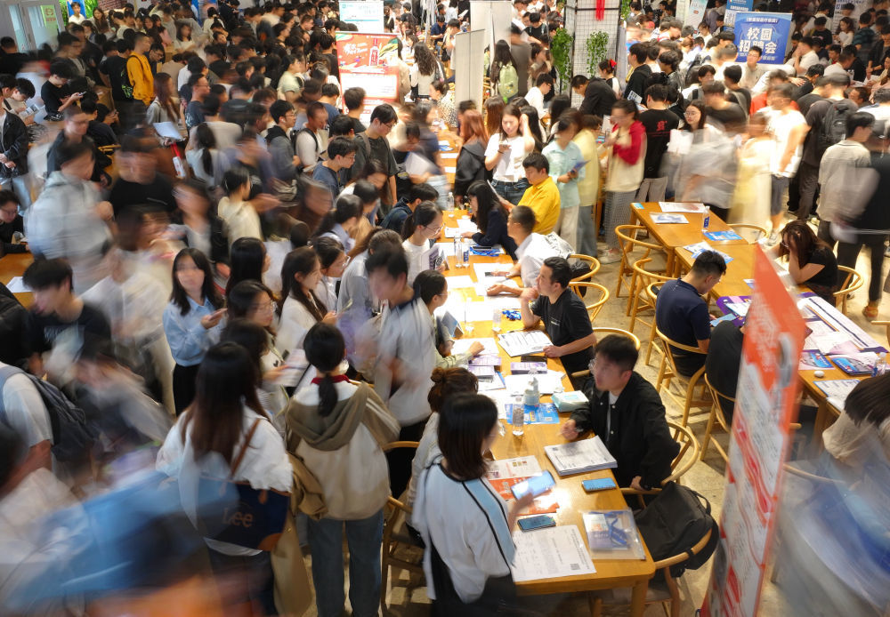 2025年9月20日拍摄的湖南省南华大学2026届毕业生秋季首场校园招聘会一角（无人机照片）。新华社发（曹正平摄）