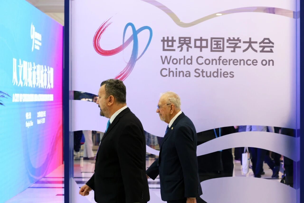 2025年10月14日，第二届世界中国学大会在上海开幕，与会者步入开幕式会场。 中新社记者 汤彦俊 摄