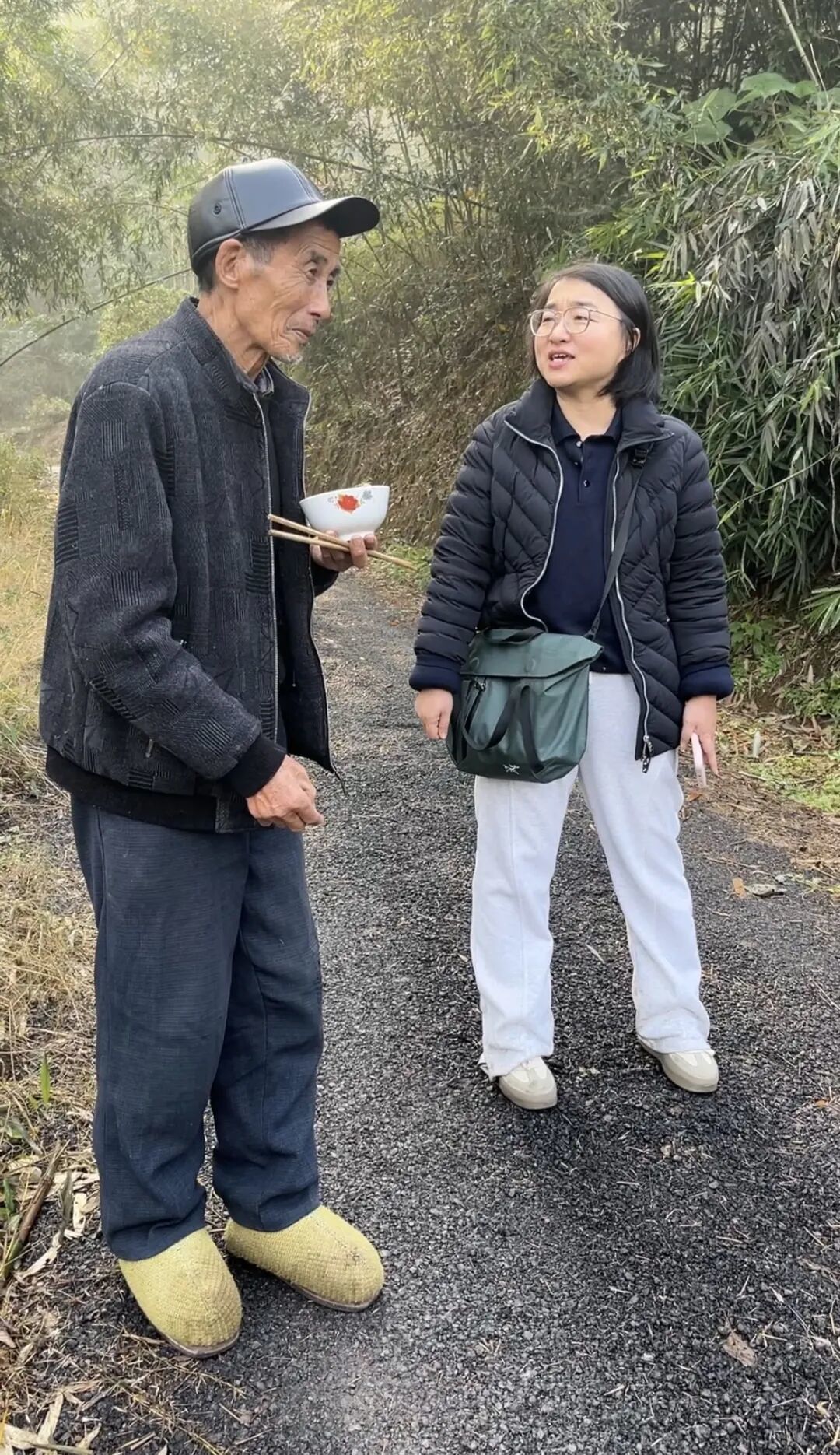12月10日,记者在青龙村10组向村民了解情况。