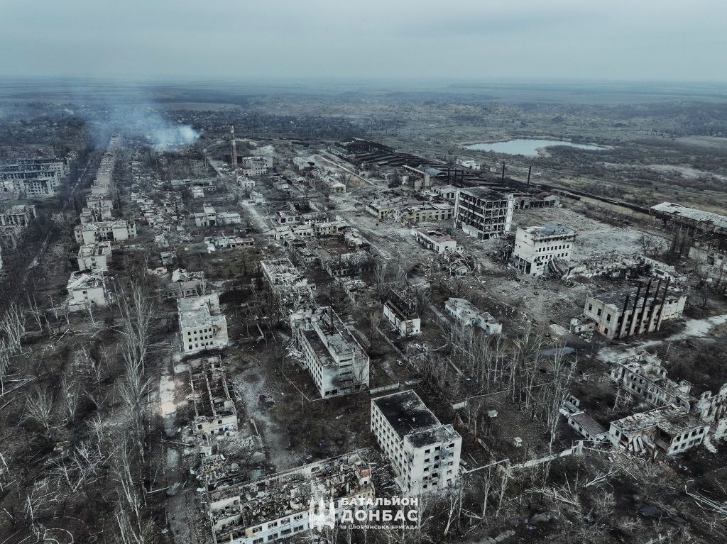当地时间2025年1月29日,乌克兰国家警卫队第18旅的顿巴斯特种部队营在其官方Facebook账号上发布的照片显示,顿涅茨克地区查西夫亚尔的建筑遭到严重损毁。