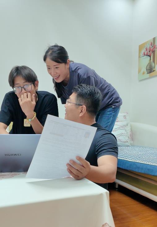 陈州及其妻子陪同孩子查分(视频截图)