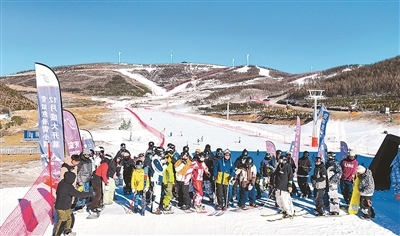 人们在河北张家口崇礼区雪如意滑雪场滑雪。张家口崇礼奥林匹克公园供图